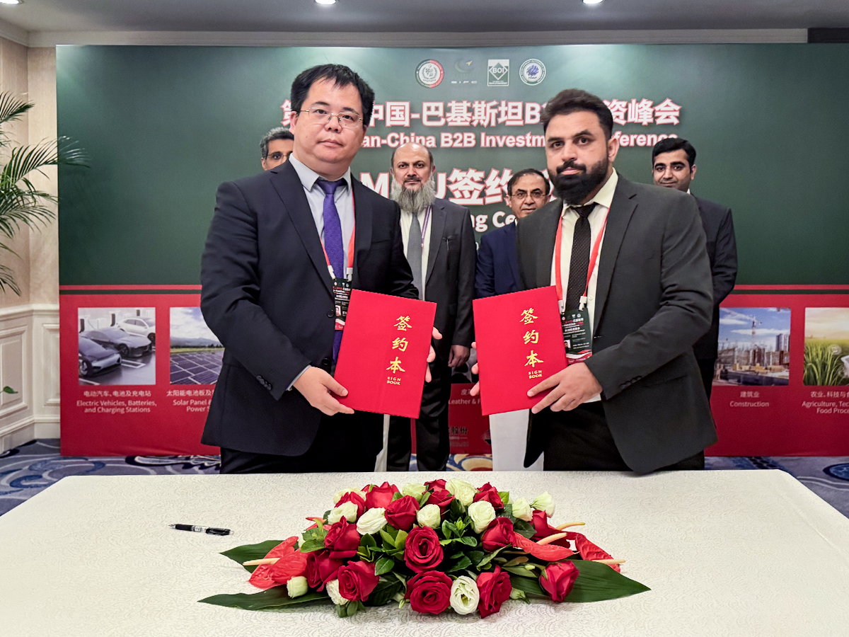 海杰亞“康博刀”首入巴基斯坦并完成裝機，巴總理見證“一帶一路”醫(yī)療合作成果